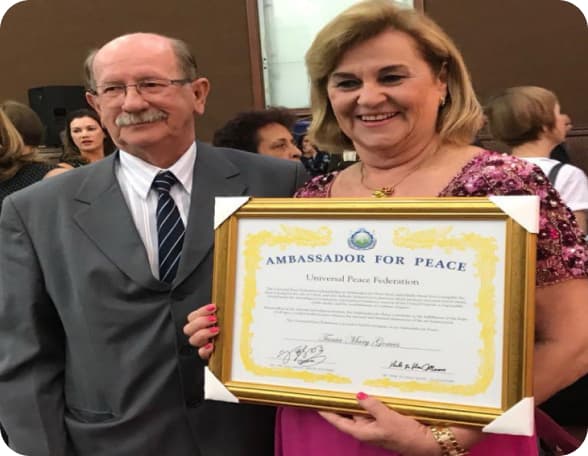 imagem da Sra. Tânia Gomez recebendo o certificado de embaixadora da paz.